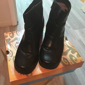 MUDD Square-toe short boot